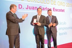 Espléndida Gala del Círculo de Oro: Escotet recibe la insignia del CEL